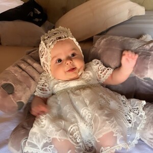 Filha de Thaeme Mariôto, Liz usou vestido de batismo feito especialmente para a ocasião