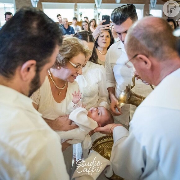 Filha de Thaeme Mariôto foi batizada neste final de semana