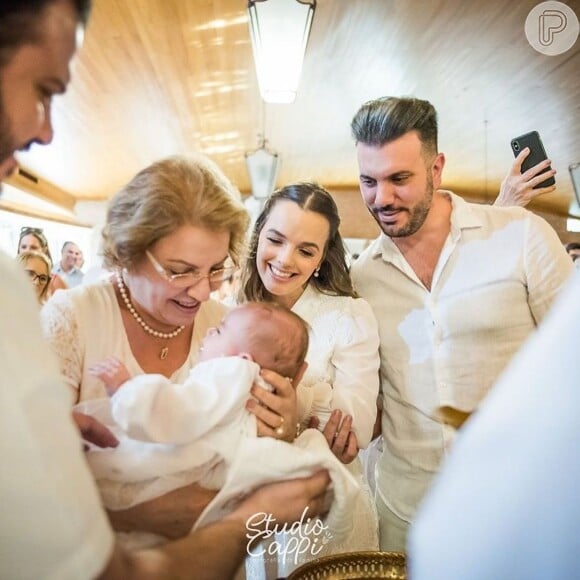 Thaeme Mariôto compartilhou fotos do batizado da filha