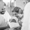 Filha de Thaeme Mariôto sendo batizada pela madrinha