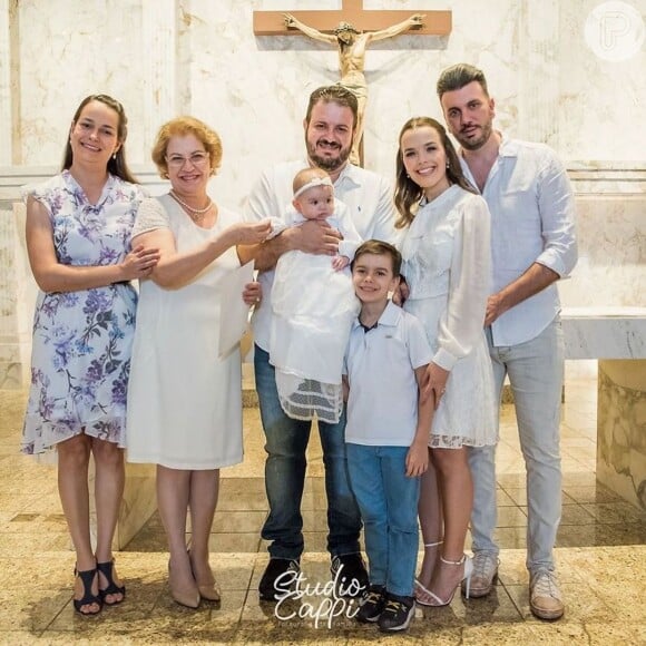 Batizado da filha de Thaeme Mariôto reuniu familiares e amigos