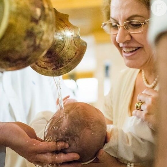 Filha de Thaeme no momento do batismo
