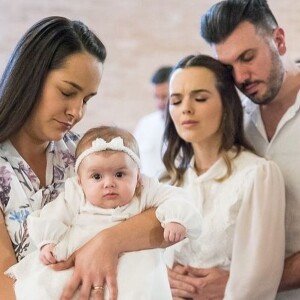 Thaeme Mariôto ficou emocionada com o batizado da filha