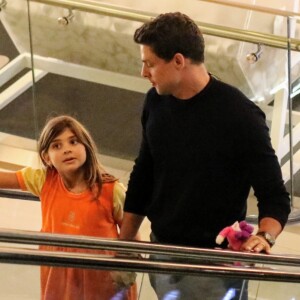 Cauã Reymond curtiu viagem de férias com a filha, Sofia