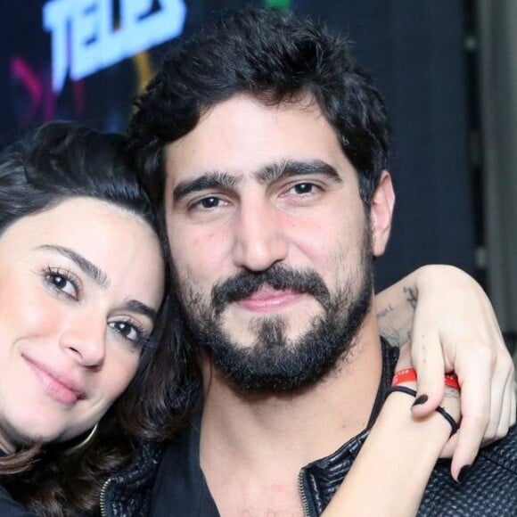 Thaila Ayala surgiu enrolada em toalha ao mostrar declaração de amor do noivo, Renato Góes, em espelho: 'Te amo'