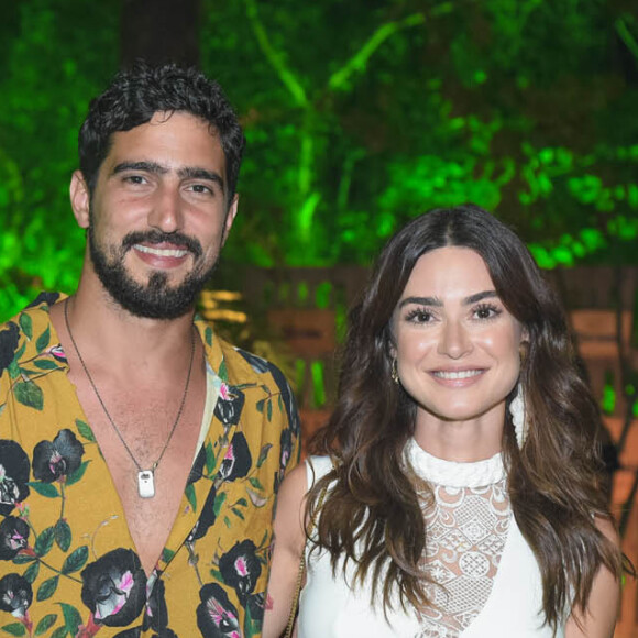 Thaila Ayala surgiu enrolada em toalha ao mostrar declaração de amor do noivo, Renato Góes, em espelho e retribuir a prova de amor