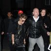 Justin Bieber atrai multidão ao fazer compras com Will.I.Am em Londres