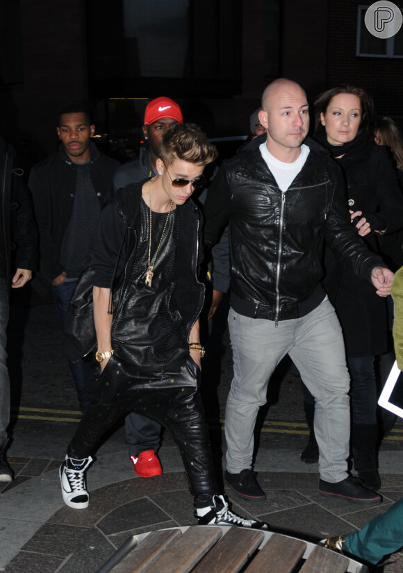 Justin Bieber é clicado fazendo compras em Londres em 20 de fevereiro de 2013