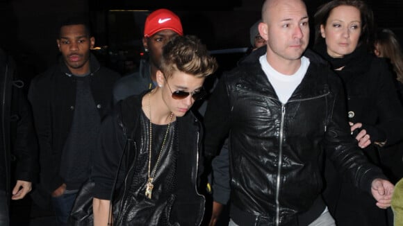 Justin Bieber atrai multidão ao fazer compras com Will.I.Am em Londres