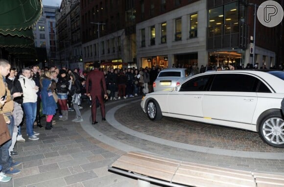 Justin Bieber atraiu uma multidão nas ruas de Londres