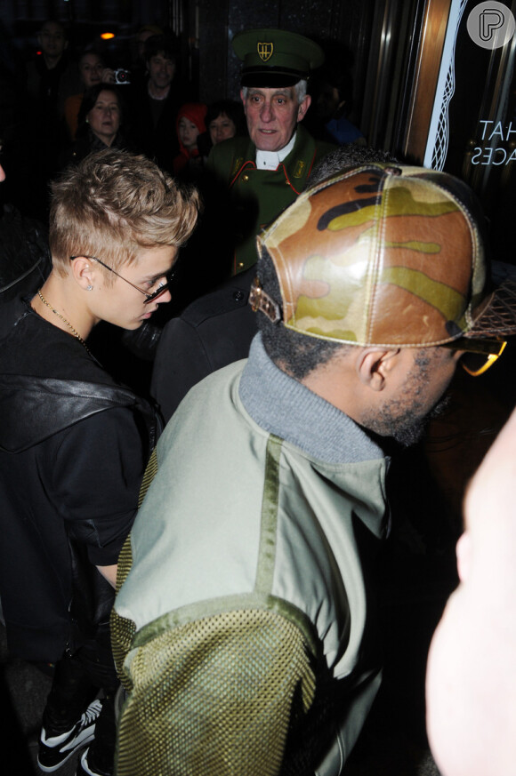 Justin Bieber e o rapper Will.I.Am vão juntos à famosa loja de departamentos em Londres