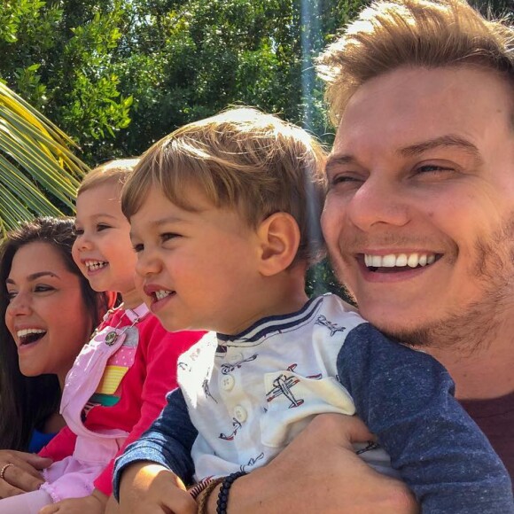 Michel Teló colocou os filhos para assistirem momentos engraçados deles mesmos quando eram bebês