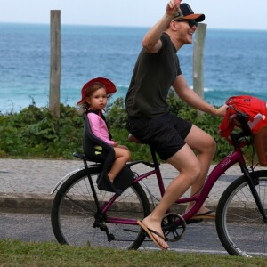 Michel Teló adora curtir momentos em família com os herdeiros, como o passeio de bicicleta na orla do Rio de Janeiro nesta semana