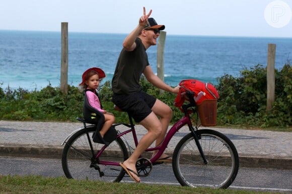 Michel Teló adora curtir momentos em família com os herdeiros, como o passeio de bicicleta na orla do Rio de Janeiro nesta semana
