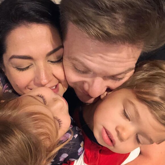 Thais Fersoza se divertiu ao ver que os filhos, Melinda e Teodoro, ficaram empolgados ao verem vídeos deles bebês