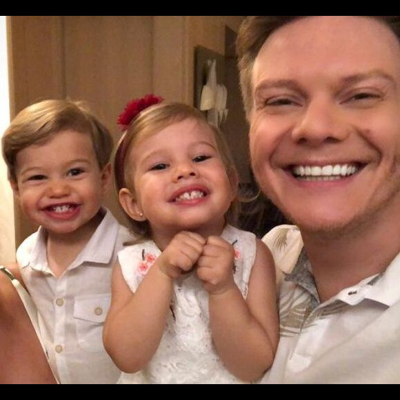 Michel Teló e os filhos foram filmados em momento de diversão por Thais Fersoza nesta quinta-feira, dia 15 de outubro de 2019
