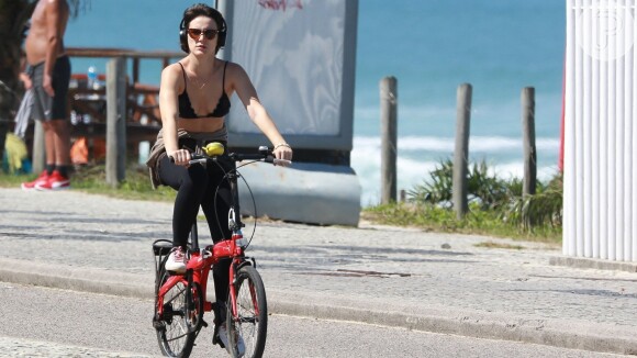 Bianca Bin foi fotografada andando de bicicleta na orla da Praia da Barra da Tijuca, Zona Oeste do Rio, nesta sexta-feira, 16 de agosto de 2019