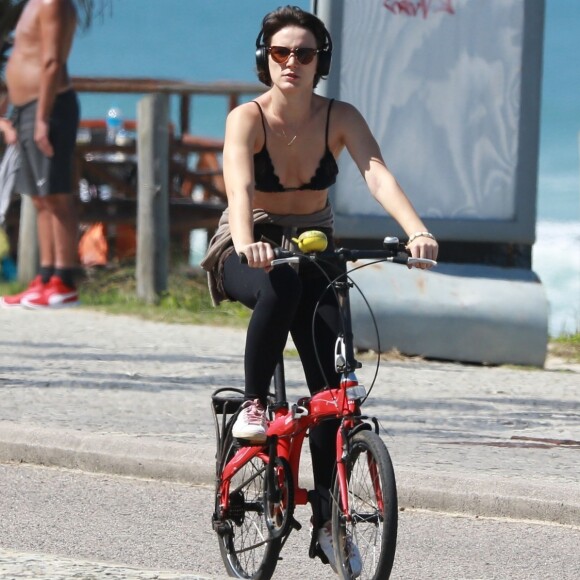 Bianca Bin foi fotografada andando de bicicleta na orla da Praia da Barra da Tijuca, Zona Oeste do Rio, nesta sexta-feira, 16 de agosto de 2019