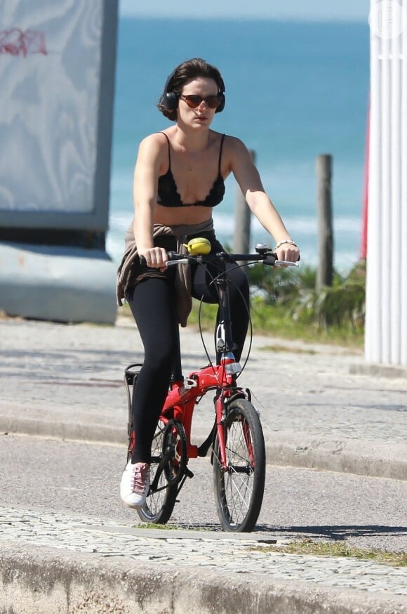 Bianca Bin usou parte de cima do biquíni e calça legging em passeio de bicicleta