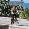 Bianca Bin foi clicada pedalando pela orla da Barra da Tijuca, Zona Oeste do Rio