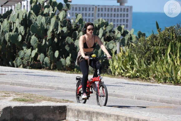 Bianca Bin foi clicada pedalando pela orla da Barra da Tijuca, Zona Oeste do Rio