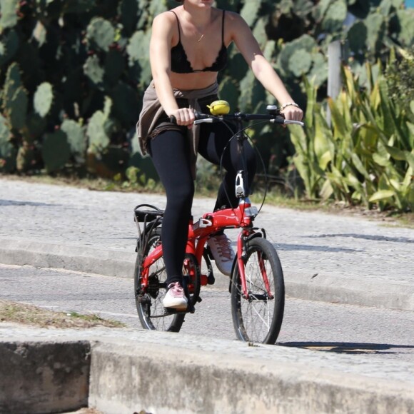 Bianca Bin foi clicada pedalando pela orla da Barra da Tijuca, Zona Oeste do Rio