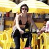 Bianca Bin curtiu passeio de bicicleta com fones de ouvido