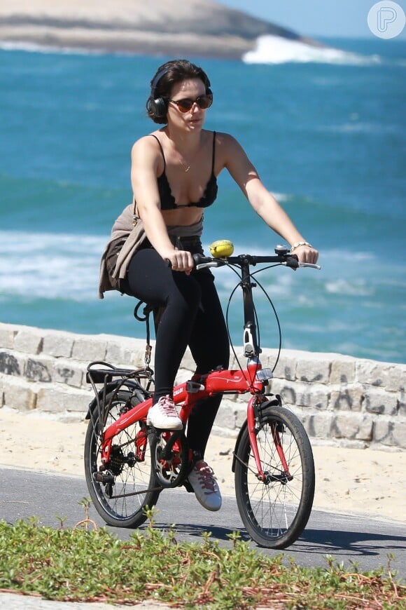 Bianca Bin foi vista se exercitando na orla do Rio de Janeiro