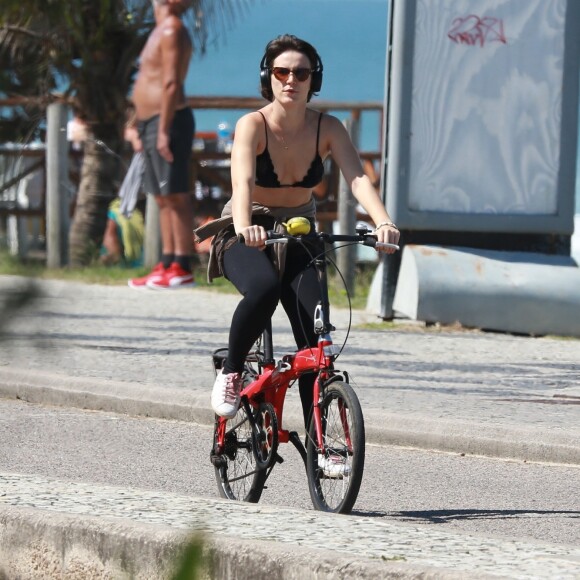 Bianca Bin foi vista passeando de biquíni pela orla da Barra da Tijuca, Zona Oeste do Rio