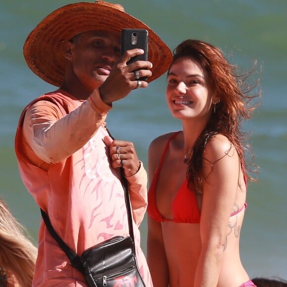 Isis Valverde posou para uma selfie na praia