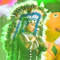 Xuxa Meneghel se posiciona a favor dos índios e da natureza durante show. Veja!