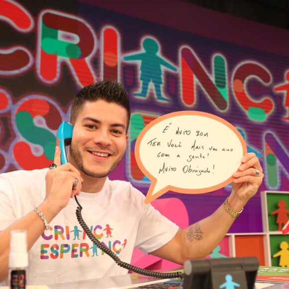 Arthur Aguiar atende ligações nos bastidores do 'Criança Esperança' neste final de semana