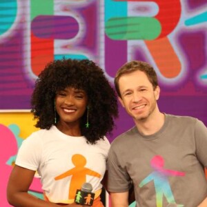 Erika Januza com Tiago Leifert, que apresentará o programa, nos bastidores do 'Criança Esperança' neste final de semana
