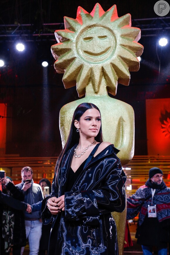 Bruna Marquezine usa look pretinho nada básico para estreia no Festival de Gramado