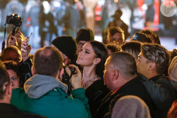 Bruna Marquezine faz fotos com fãs durante sua passagem pelo tapete vermelho de Gramado