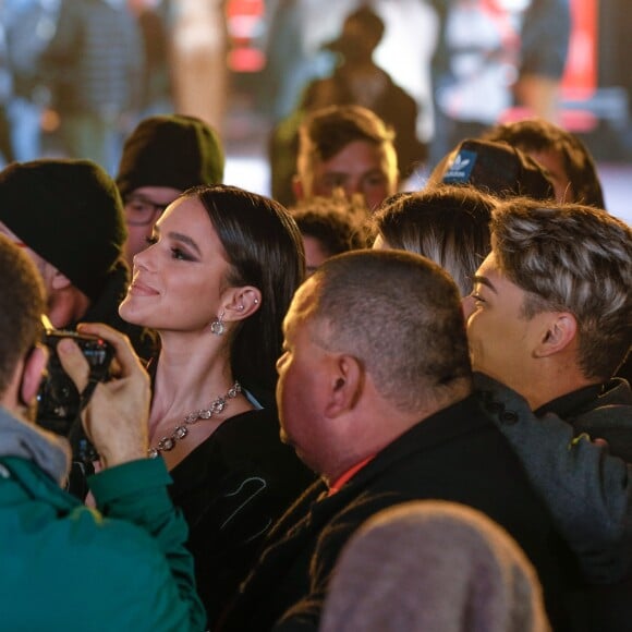 Bruna Marquezine faz fotos com fãs durante sua passagem pelo tapete vermelho de Gramado