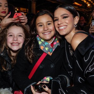 Bruna Marquezine posa com fãs mirins no Festival de Gramado