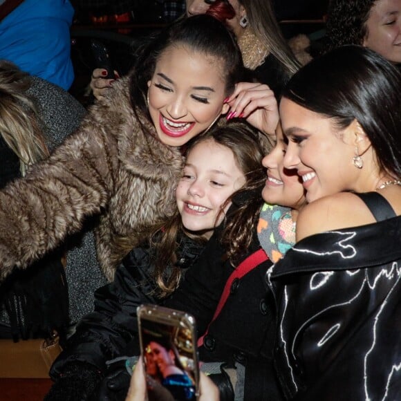 Bruna Marquezine posou sorridente para fotos com crianças e fãs ao chegar no Festival de Gramado