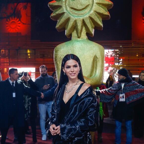 Bruna Marquezine brilhou em sua estreia no festival de Gramado com um look nada básico