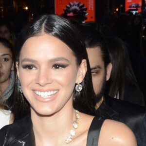 Bruna Marquezine chegou ao tapete vermelho acompanhada da equipe do filme 'Vou nadar até você'