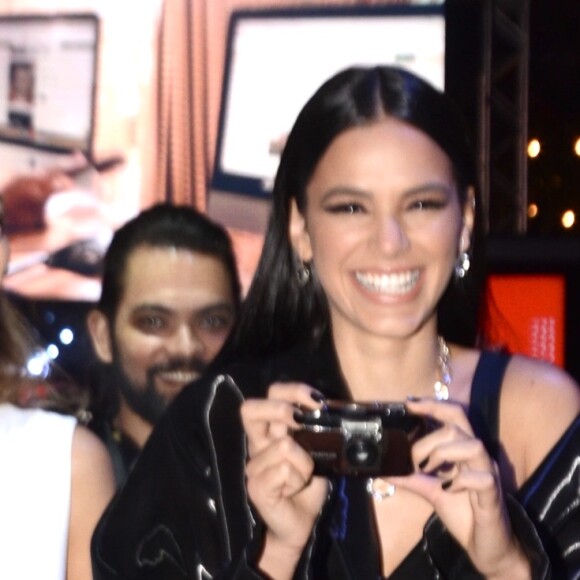 Bruna Marquezine levou uma câmera analógica para o tapete vermelho do Festival de Gramado