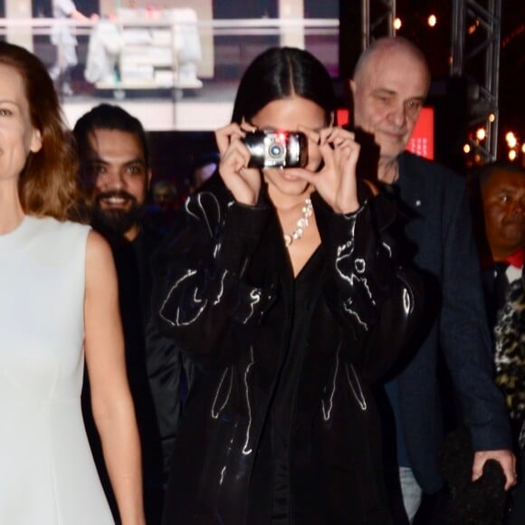 Bruna Marquezine brincou de 'paparazzo' durante sua passagem pelo tapete vermelho do Festival de Gramado