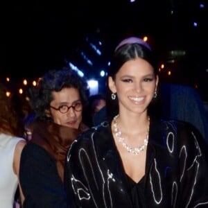 Bruna Marquezine posou sorridente para fotos no tapete vermelho de Gramado