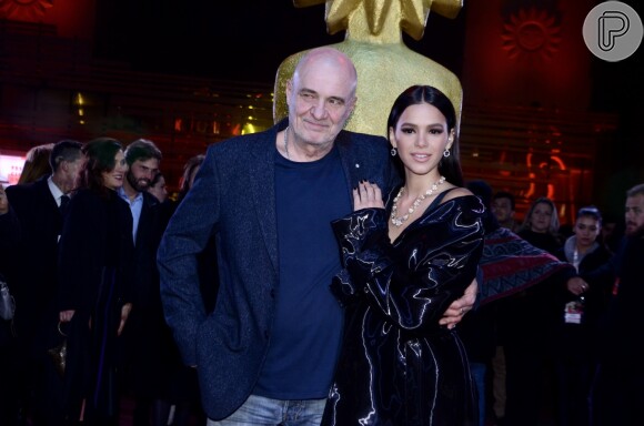 Bruna Marquezine posa com o diretor Klaus Mitteldorf no festival de Gramado