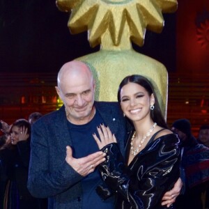 Bruna Marquezine e o diretor Klaus Mitteldorf posaram juntos antes da exibição do longa 'Vou nadar até você'