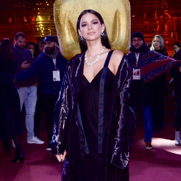 Bruna Marquezine escolheu uma produção preta e nada básica para o Festival de Gramado