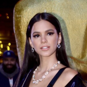 Bruna Marquezine escolheu um look all black para sua estreia no tapete vermelho