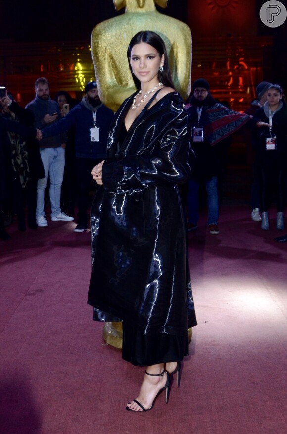 Bruna Marquezine brilha em look all black de R$ 17 mil no Festival de Gramado. Fotos!