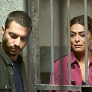 Maria da Paz (Juliana Paes) é presa após atirar em Régis (Reynaldo Gianecchini) na novela 'A Dona do Pedaço'