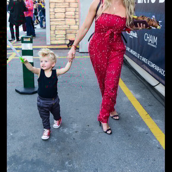 Filho de Karina Bacchi, Enrico tem dificuldade em ficar longe da mãe nesta quarta-feira, dia 21 de agosto de 2019